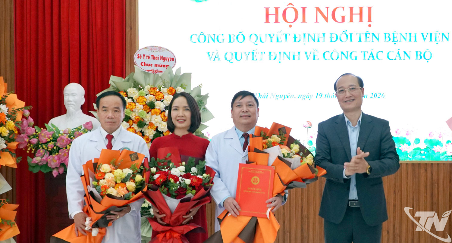 Gi&aacute;m đốc Sở Y tế trao Quyết định đổi t&ecirc;n Trung t&acirc;m Y tế Th&aacute;i Nguy&ecirc;n th&agrave;nh Bệnh viện Phạm Ngọc Thạch