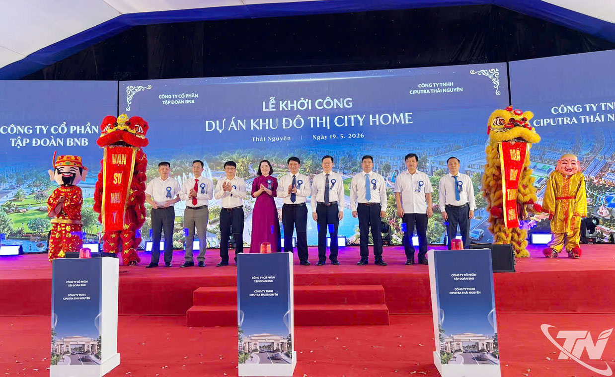Các đồng chí lãnh đạo tỉnh và đại biểu chúc mừng chủ đầu tư Dự án.