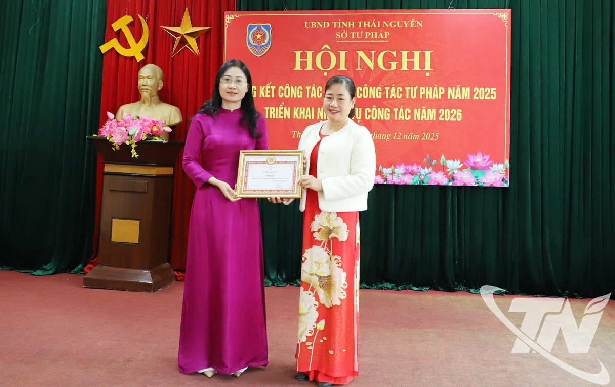 L&atilde;nh đạo Sở Tư ph&aacute;p khen thưởng tập thể chi bộ ho&agrave;n th&agrave;nh xuất sắc nhiệm vụ năm 2025.