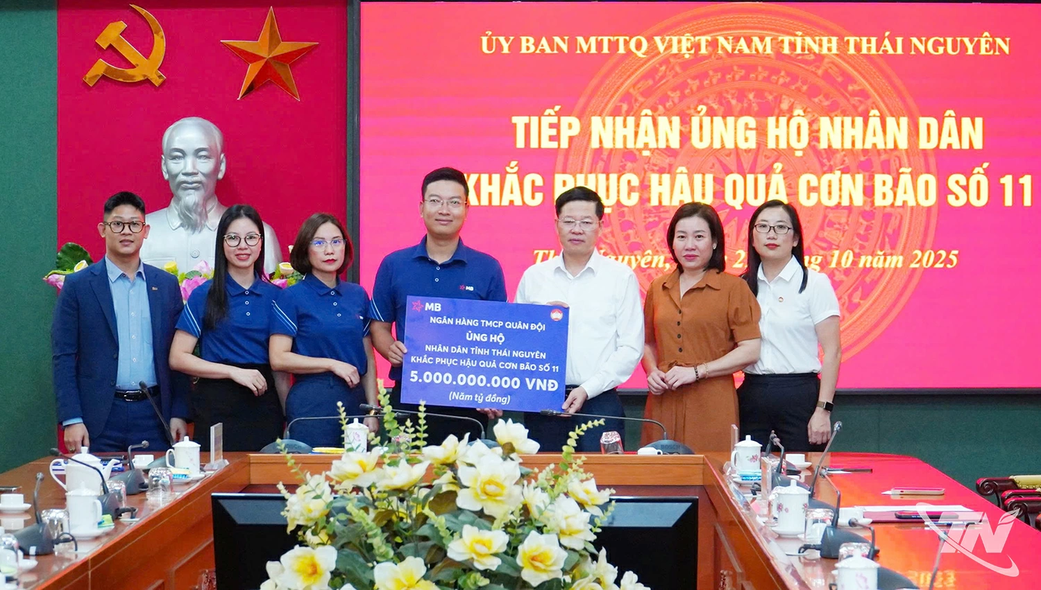 Đồng chí Đinh Quang Tuyên, Phó Bí thư Tỉnh ủy, Chủ tịch Ủy ban MTTQ tỉnh tiếp nhận 5 tỷ đồng do Ngân hàng Quân đội MB ủng hộ.
