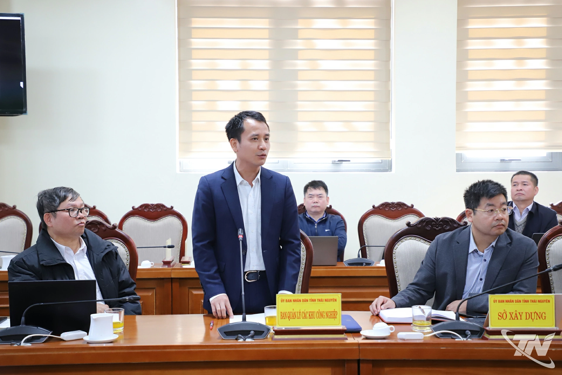 Đại diện l&atilde;nh đạo Ban Quản l&yacute; C&aacute;c khu c&ocirc;ng nghiệp ph&aacute;t biểu tại cuộc họp.