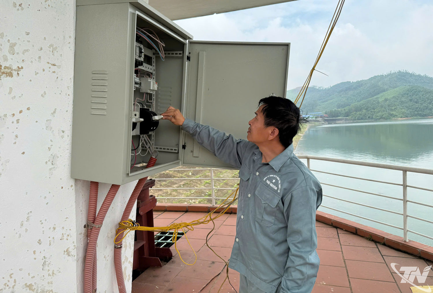 Công nhân Công ty TNHH Một thành viên Khai thác thủy lợi Thái Nguyên thường xuyên kiểm tra thiết bị, máy móc tại hồ Núi Cốc nhằm bảo đảm vận hành hệ thống xả lũ kịp thời, đúng quy định khi mực nước dâng cao.