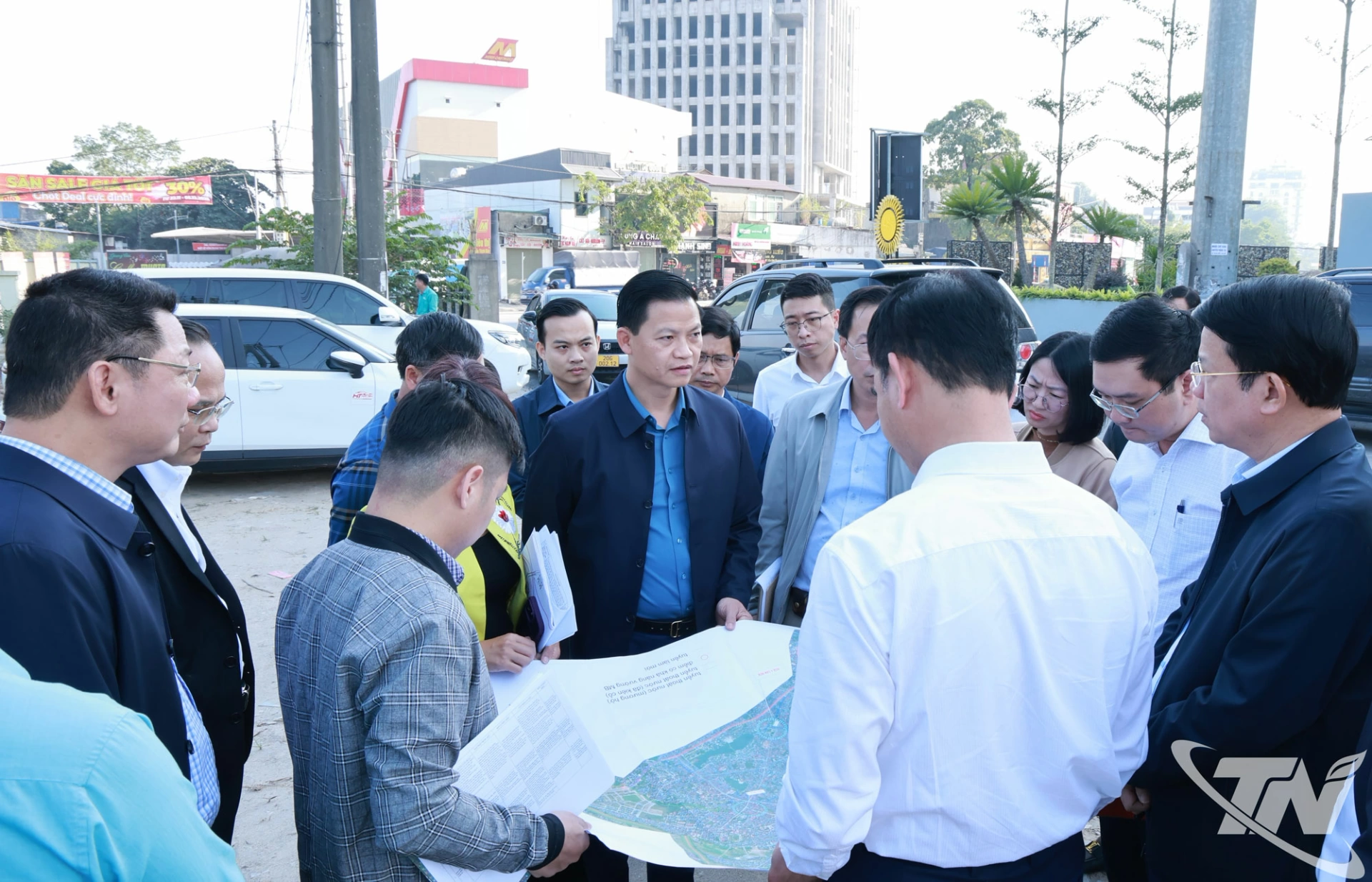 Đồng chí Chủ tịch UBND tỉnh Vương Quốc Tuấn và đoàn công tác đánh giá hiện trạng, xem xét phương án triển khai tại các điểm ngập úng khu vực trung tâm.