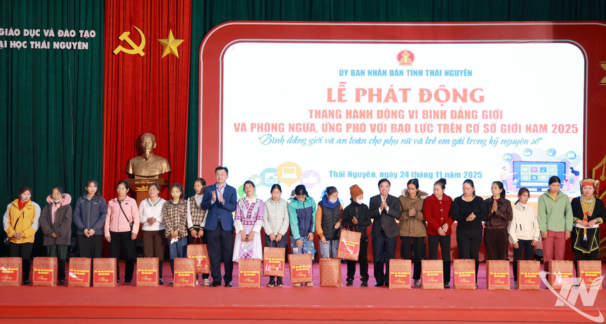 Đồng chí Búi Văn Lương và đại biểu tặng 20 phần quà của UBND tỉnh cho phụ nữ có hoàn cảnh khó khăn vươn lên trong cuộc sống