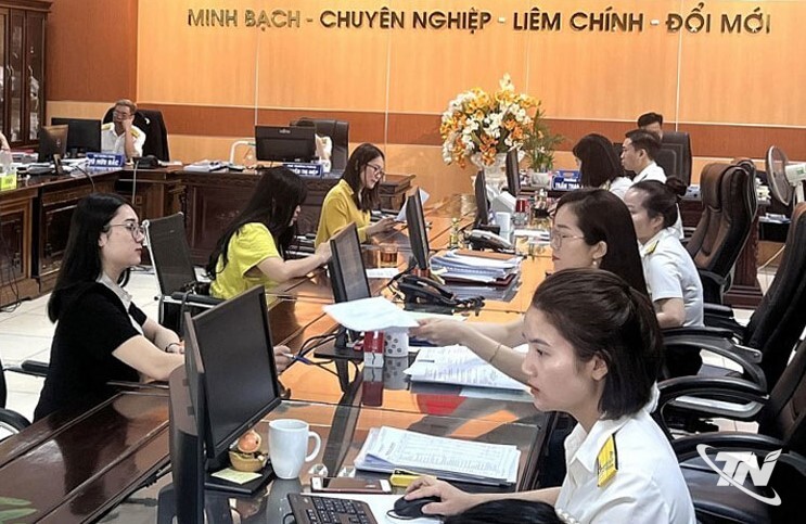 Thuế tỉnh Thái Nguyên hướng dẫn, hỗ trợ người dân thực hiện kê khai  thuế qua hóa đơn điện tử. Ảnh: TL