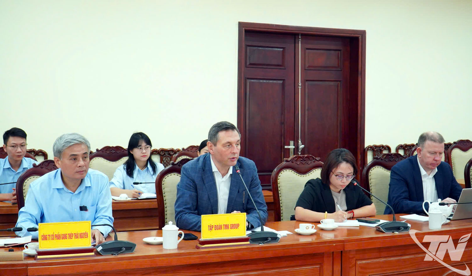 Ông Kirill Marchenko, Giám đốc Dự án công nghiệp và cơ sở hạ tầng Tập đoàn TMK trao đổi về định hướng hợp tác với Tisco tại buổi làm việc.