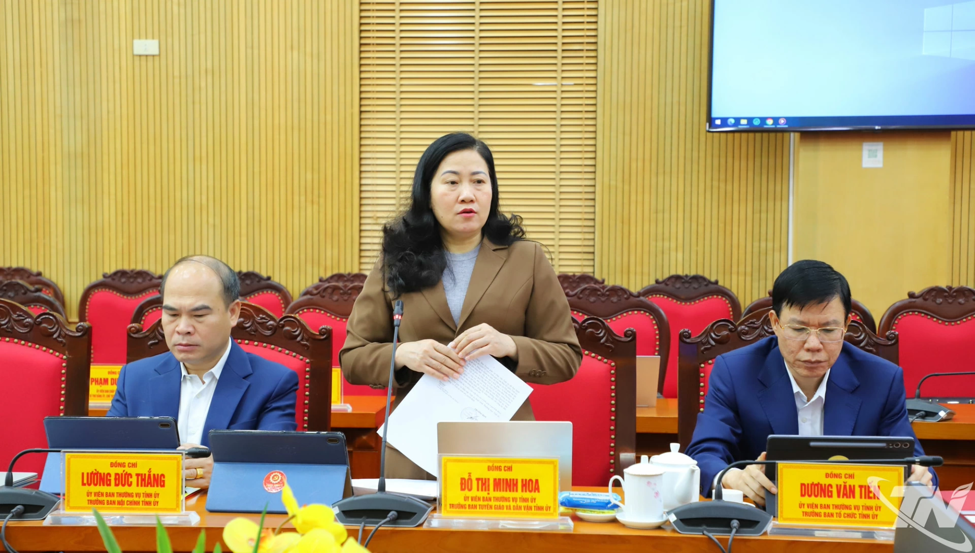 Đồng ch&iacute; Đỗ Thị Minh Hoa, Ủy vi&ecirc;n Ban Thường vụ, Trưởng Ban Tuy&ecirc;n gi&aacute;o v&agrave; D&acirc;n vận T&igrave;nh ủy tr&igrave;nh b&agrave;y một số nội dung xin &yacute; kiến Ban Thường vụ Tỉnh ủy.