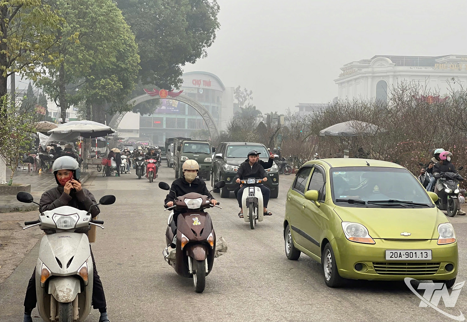 Người dân được khuyến cáo sử dụng các biện pháp bảo vệ sức khỏe khi ra đường trong điều kiện không khí ô nhiễm.