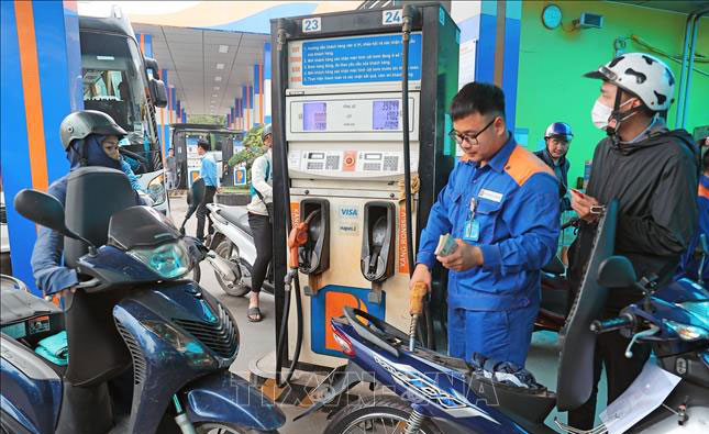 Xăng, dầu đồng loạt tăng giá. Ảnh: TTXVN.