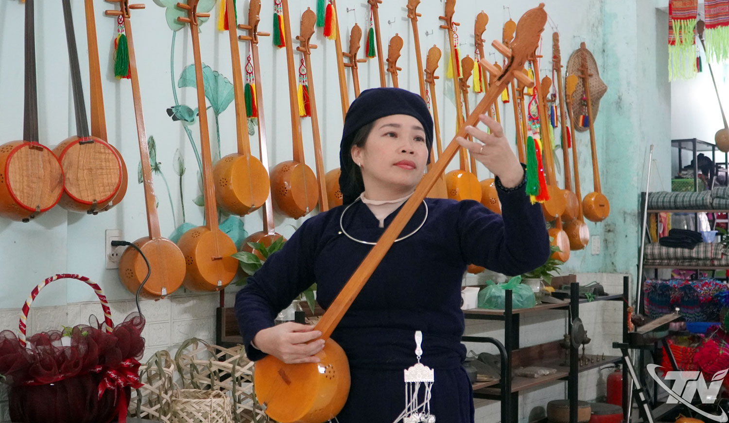 Chị M&atilde; Thị Dạy với sản phẩm đ&agrave;n t&iacute;nh được c&ocirc;ng nhận l&agrave; sản phẩm n&ocirc;ng nghiệp ti&ecirc;u biểu năm 2025.