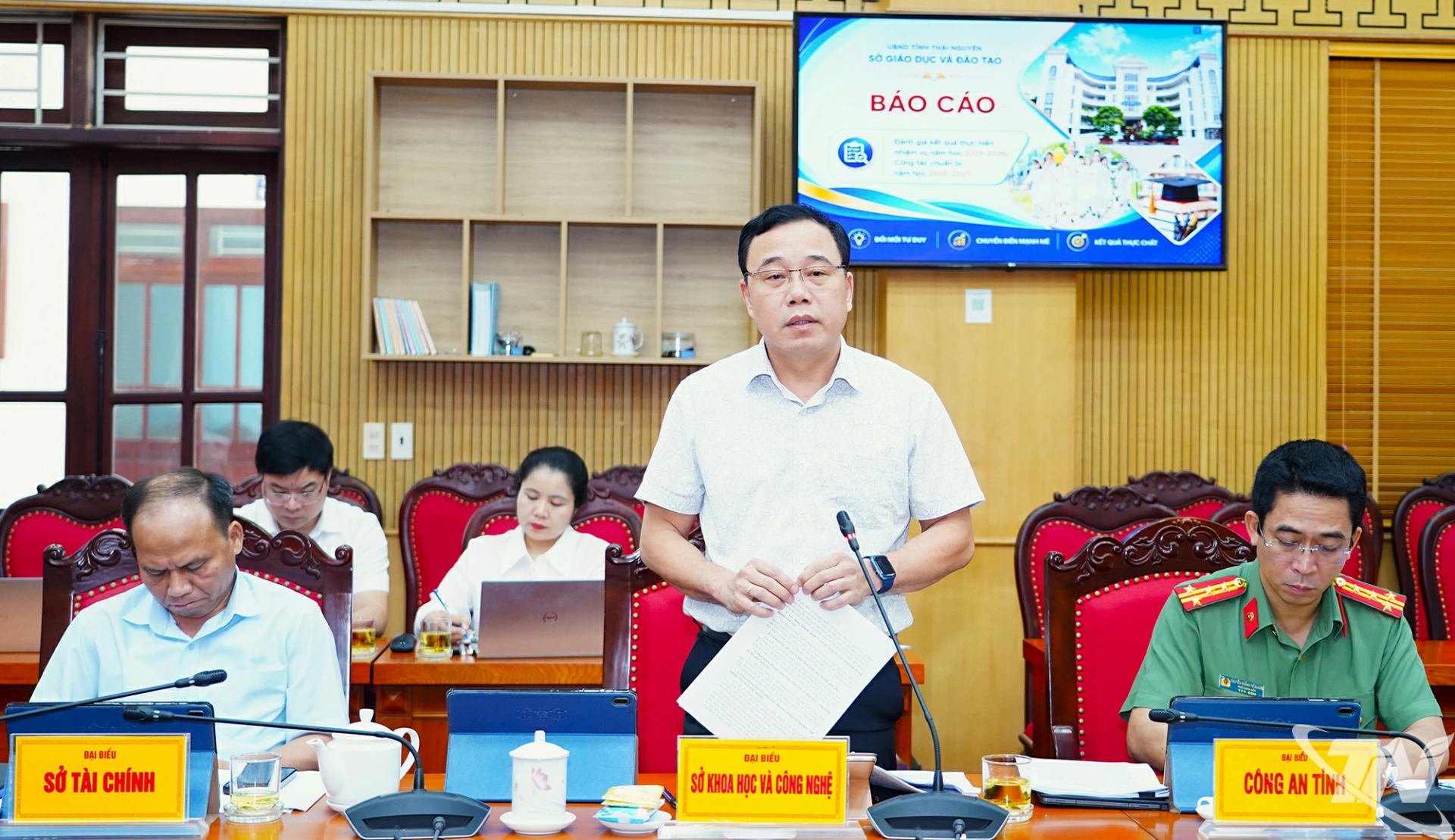 Đại diện các sở, ngành phát biểu tại buổi làm việc.