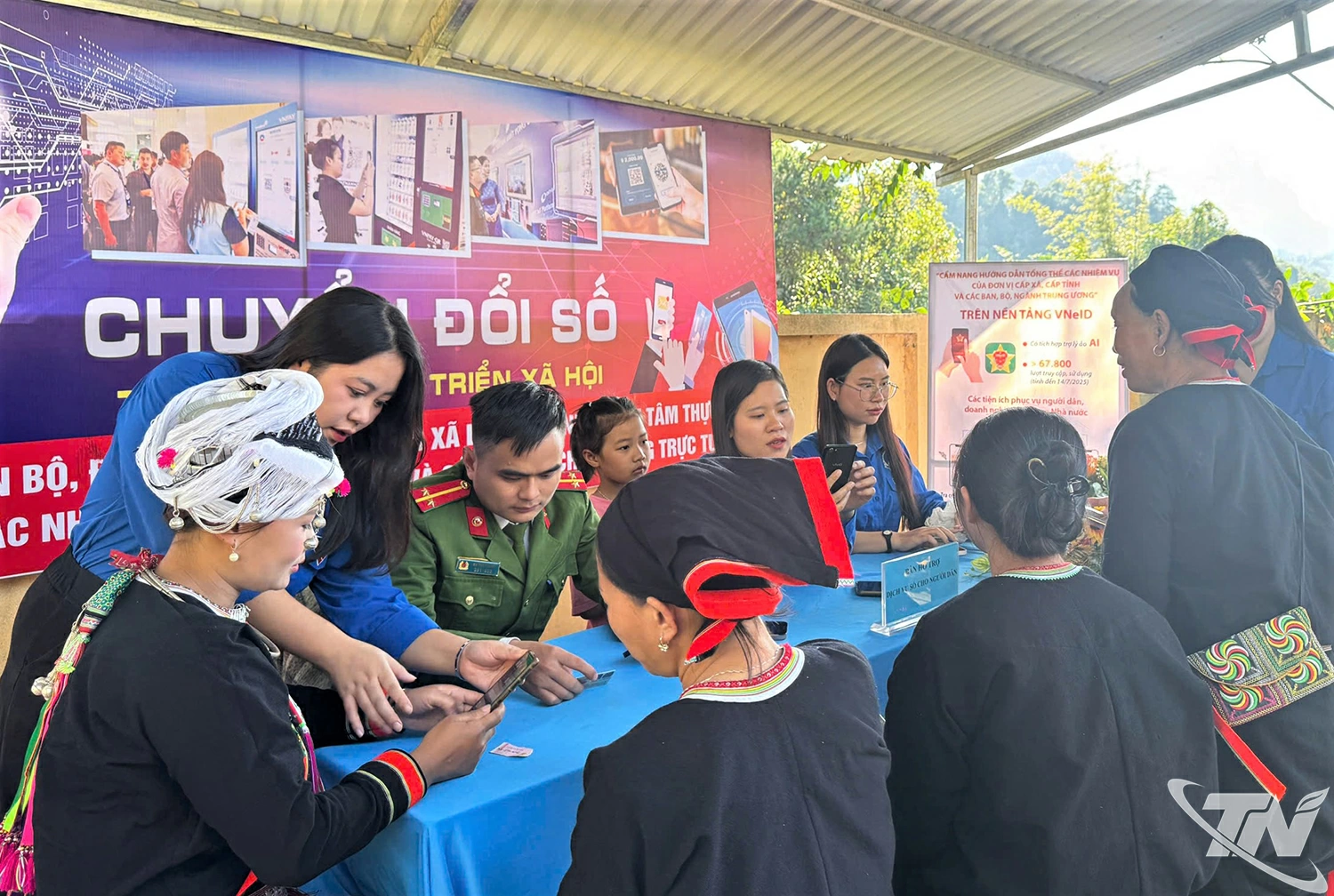 Thanh niên xã Bằng Thành hỗ trợ bà con kỹ năng ứng dụng một số    tiện ích trên điện thoại có kết nối mạng internet.