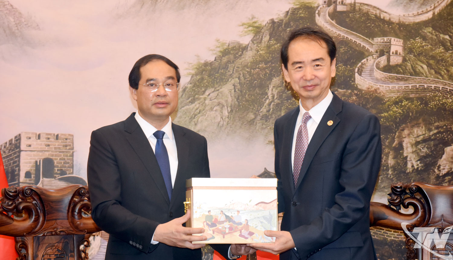 Bí thư Tỉnh ủy Trịnh Xuân Trường tặng Đại sứ Hà Vĩ sản phẩm trà, sản phẩm đại phương nổi tiếng của tỉnh Thái Nguyên