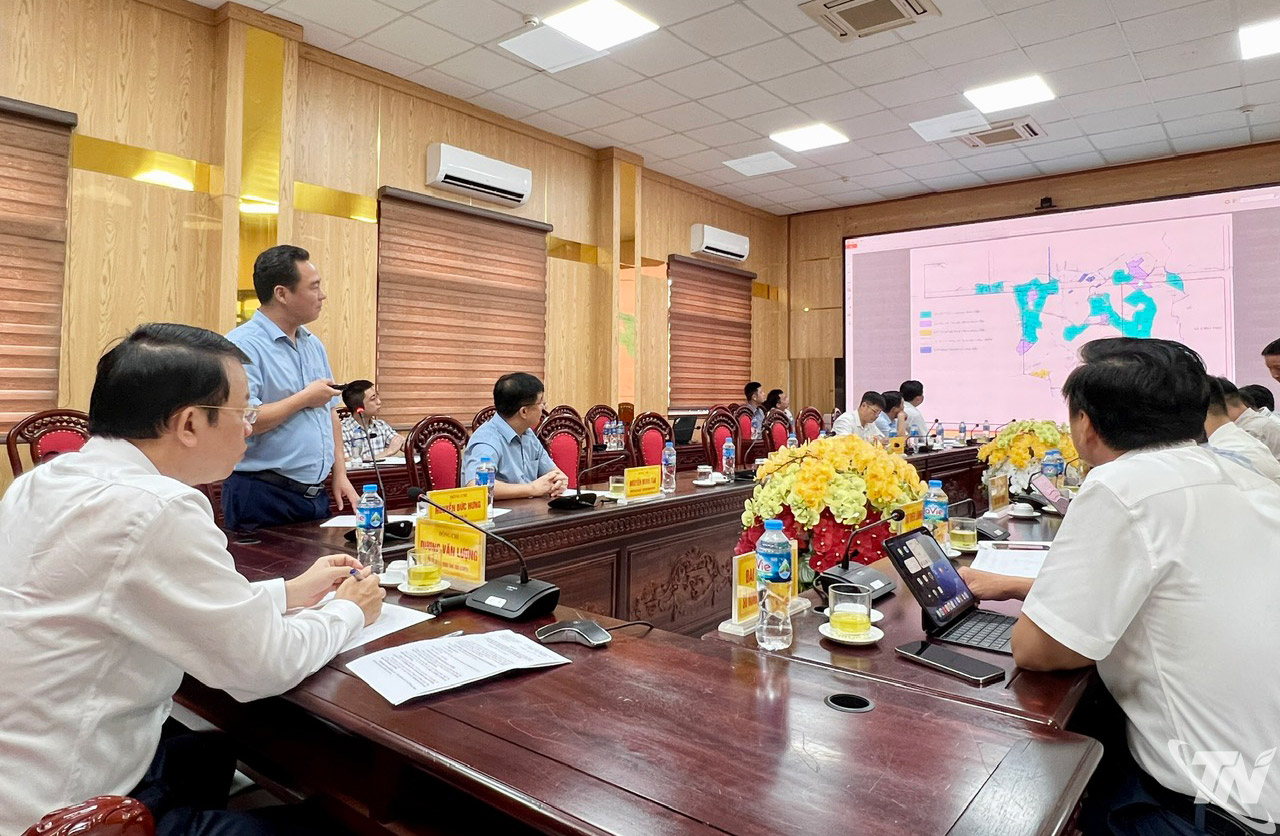 Các đại biểu dự buổi làm việc.