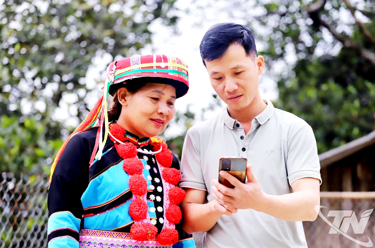 Thành viên Tổ công nghệ số cộng đồng xóm Ba Họ (xã Yên Trạch) hỗ trợ bà con nhân dân cài đặt, sử dụng một số ứng dụng số của tỉnh, như: Thai Nguyên ID, C-ThaiNguyen…