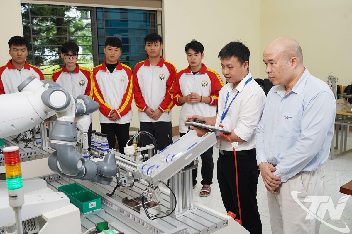 Trường Đại học Kỹ thuật công nghiệp Thái Nguyên mở mới nhiều ngành và chương trình phù hợp nhu cầu xã hội, định hướng phát triển và xu thế công nghệ, như: Tự động hóa, cơ điện tử, bán dẫn…