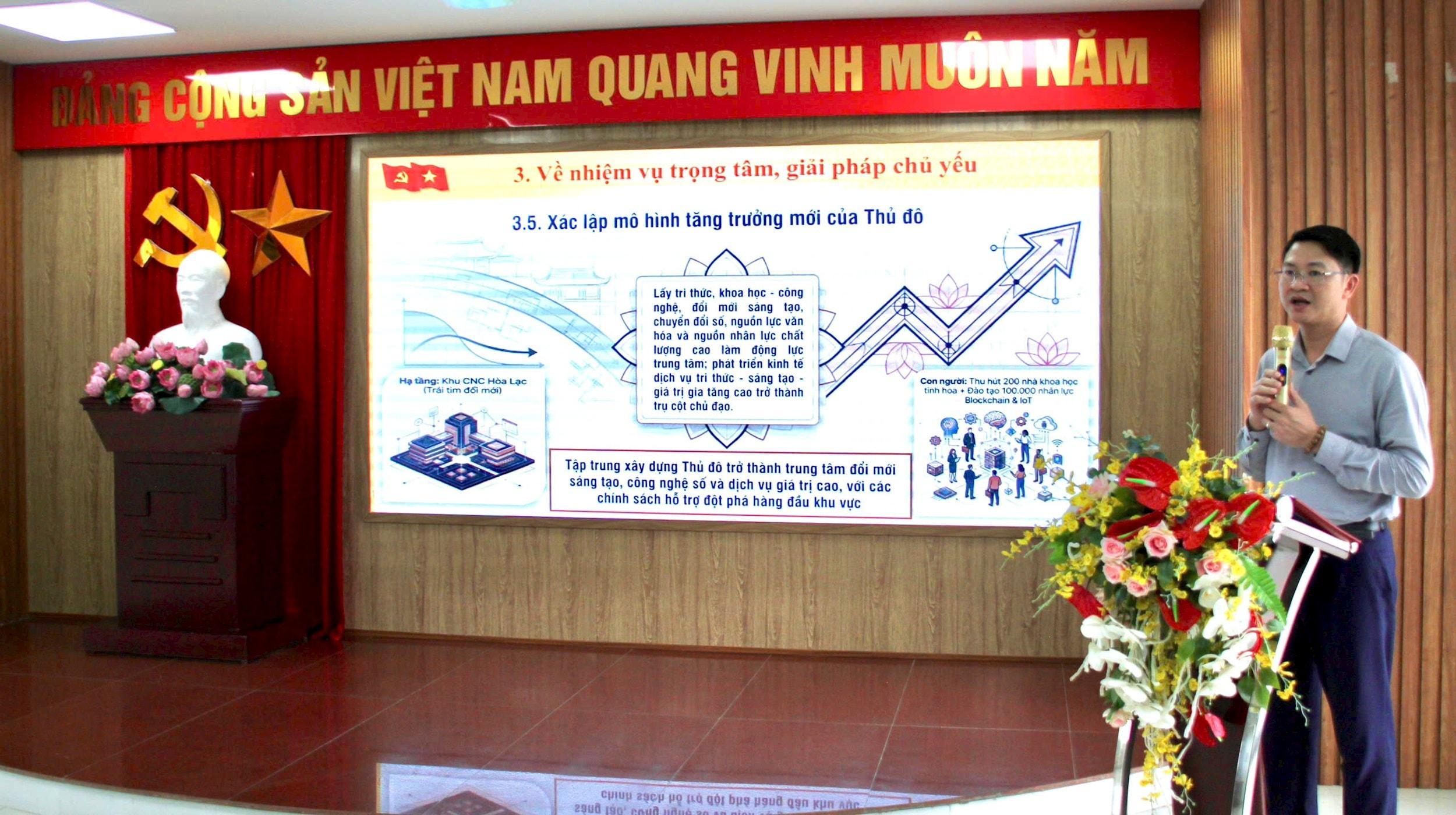 Đồng chí Trần Quang Đạo - Phó Bí thư Thường trực Đảng ủy phường Phú Thượng là báo cáo viên tại hội nghị. Ảnh: Cao Ky