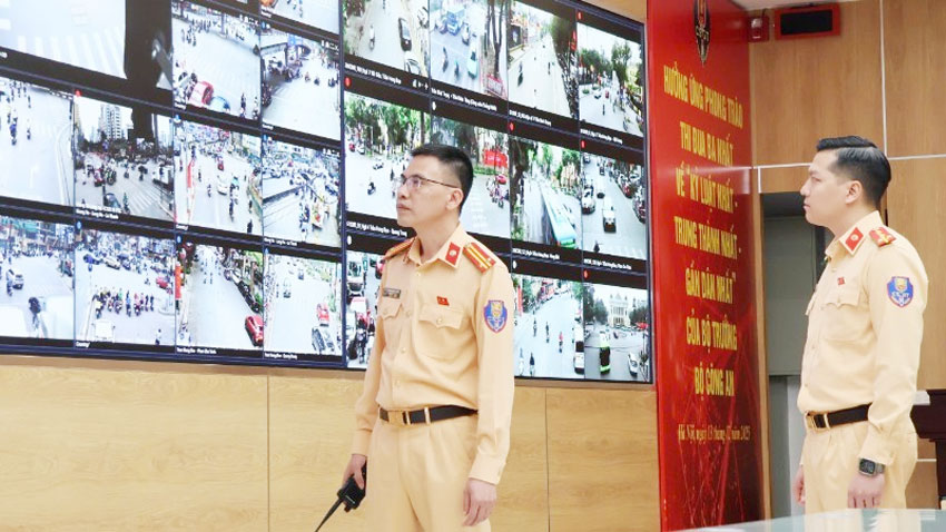 Cảnh sát giao thông ứng trực, xử lý tình huống tại Trung tâm điều khiển giao thông. (Ảnh: Hà Tiến)