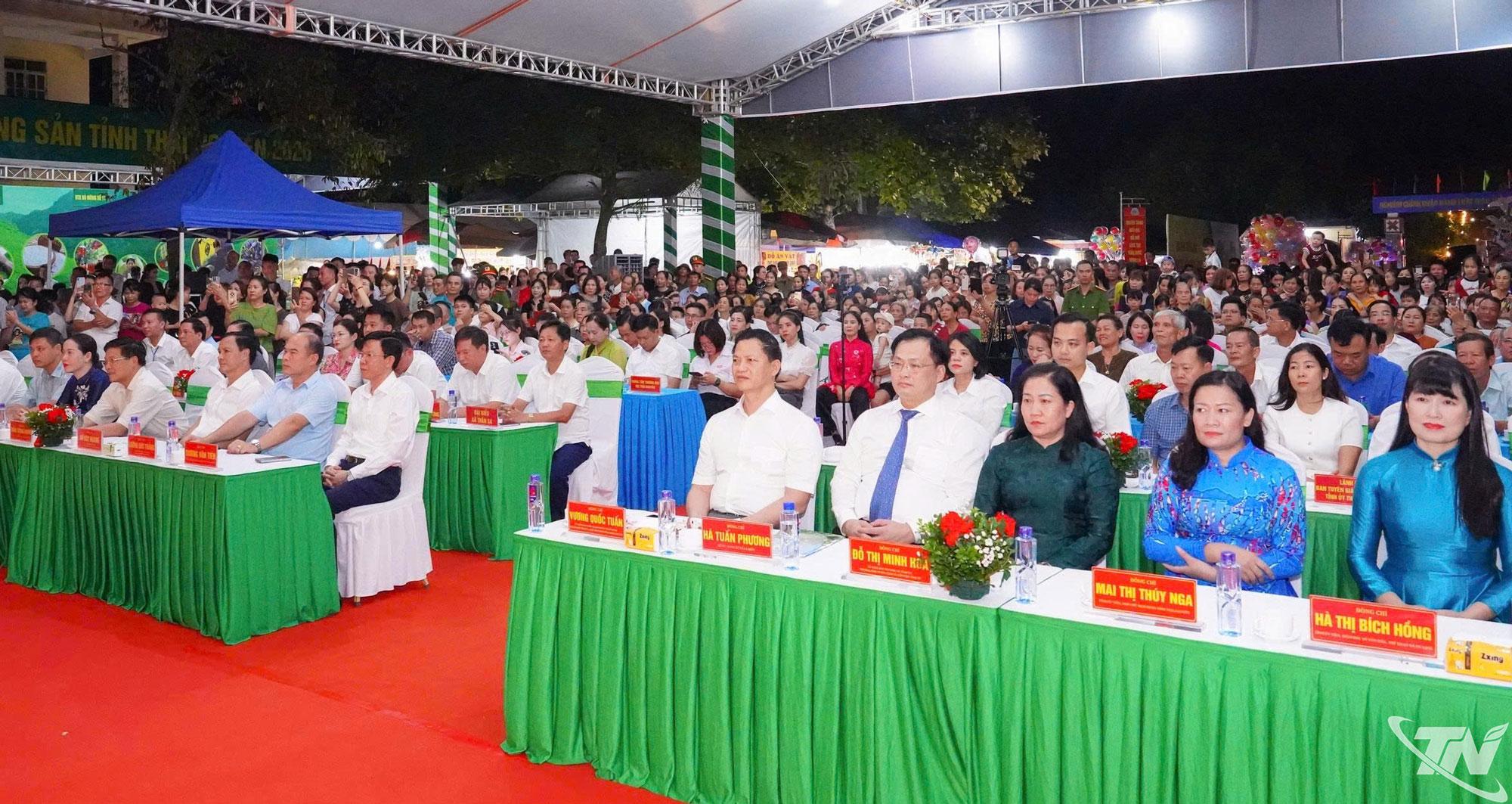 Các đồng chí lãnh đạo tỉnh và các đại biểu dự chương trình khai mạc.