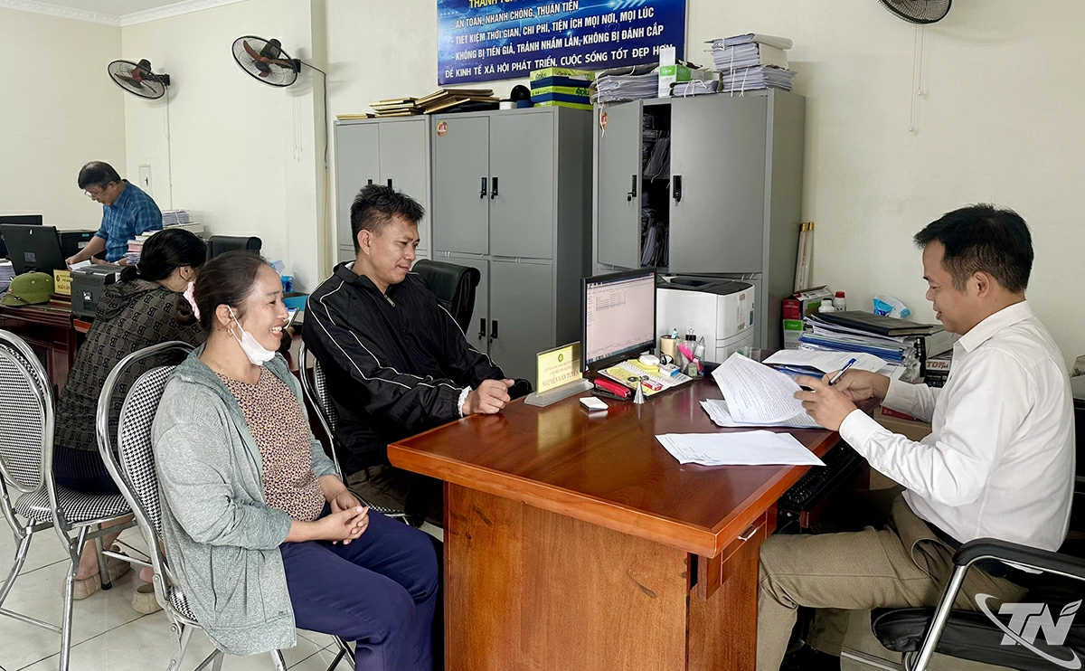 Cán bộ Quỹ tín dụng nhân dân Yên Minh hướng dẫn khách hàng thủ tục vay vốn.