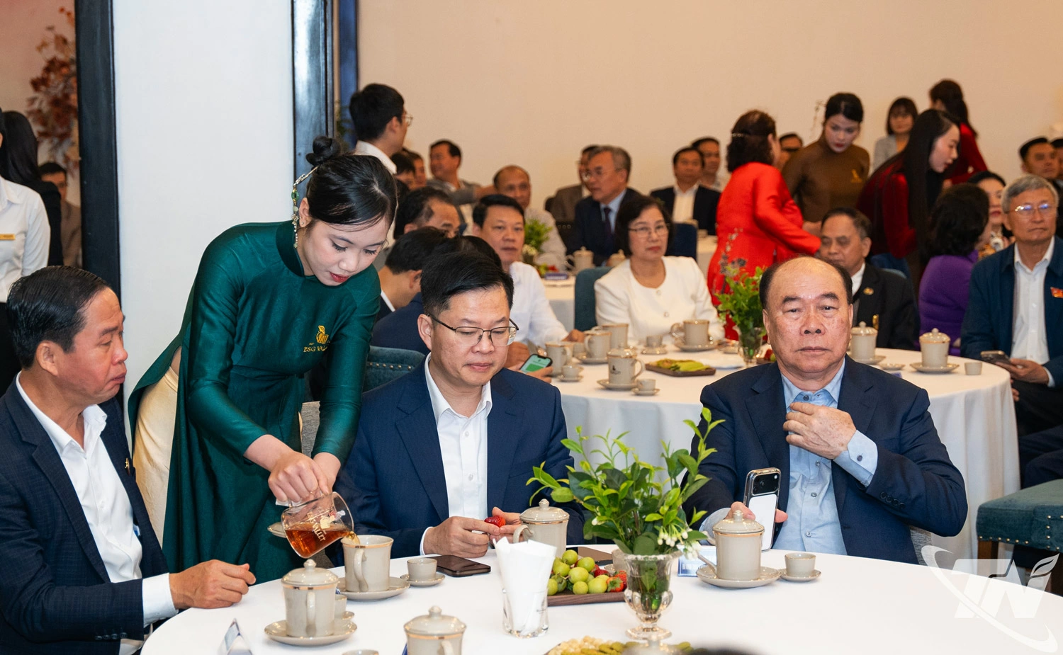 Các đồng chí lãnh đạo tỉnh và đại biểu tham gia thưởng trà - nét văn hóa của vùng “Đệ nhất danh trà” Thái Nguyên.