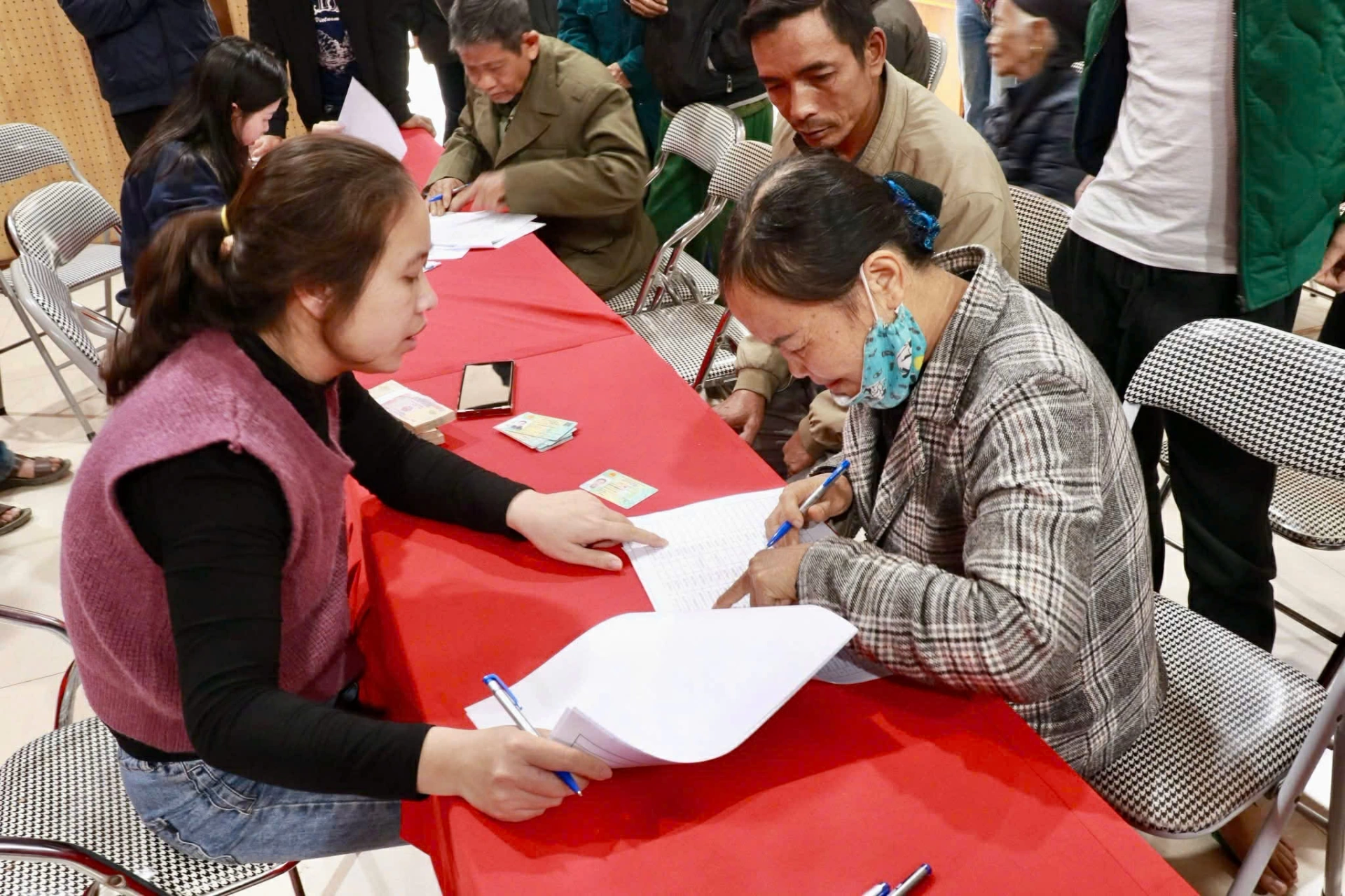 Người d&acirc;n v&ugrave;ng cao trong tỉnh vui mừng, ph&aacute;n khởi nhận qu&agrave; nh&acirc;n dịp Tết n&aacute;m 2026 v&agrave; ch&agrave;o mừng Đại hội Đảng to&agrave;n quốc lần thứ XIV.