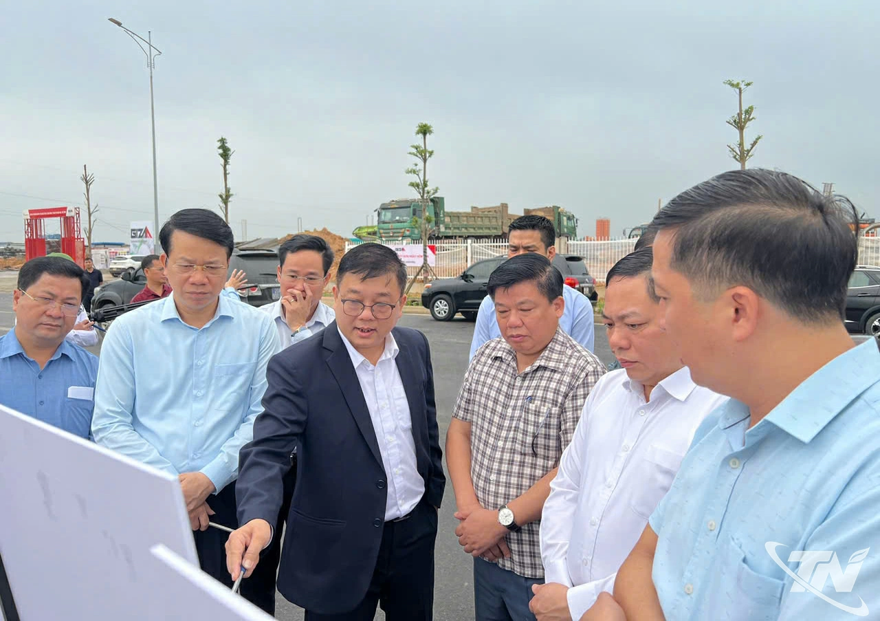 Chủ đầu tư Dự án Khu công nghiệp Sông Công II (giai đoạn 1) báo cáo tiên độ với lãnh đạo tỉnh.