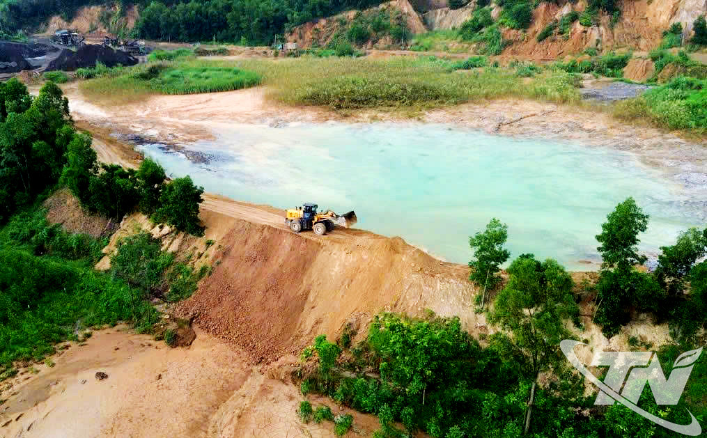 Khu vực sạt bờ bao hồ chứa nước phục vụ sản xuất tại Nhà máy luyện gang Nam Son (ở xã Nam Hòa) đã được khắc phục kịp thời.