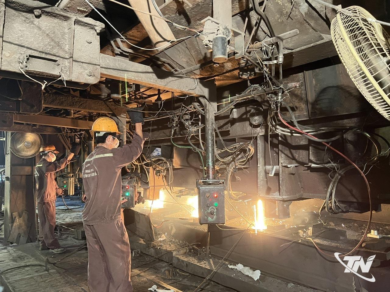 Công nhân nhà máy Luyện thép Lưu Xá đang thực hiện công đoạn xả thép đã được nấu luyện vào khuôn để ra thành phẩm.