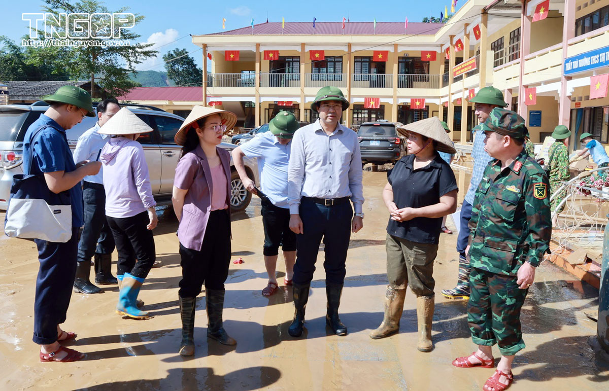 Đồng chí Bí thư Tỉnh ủy kiểm tra công tác khắc phục hậu quả mưa bão tại Trường THCS Đình Cả, xã Võ Nhai.