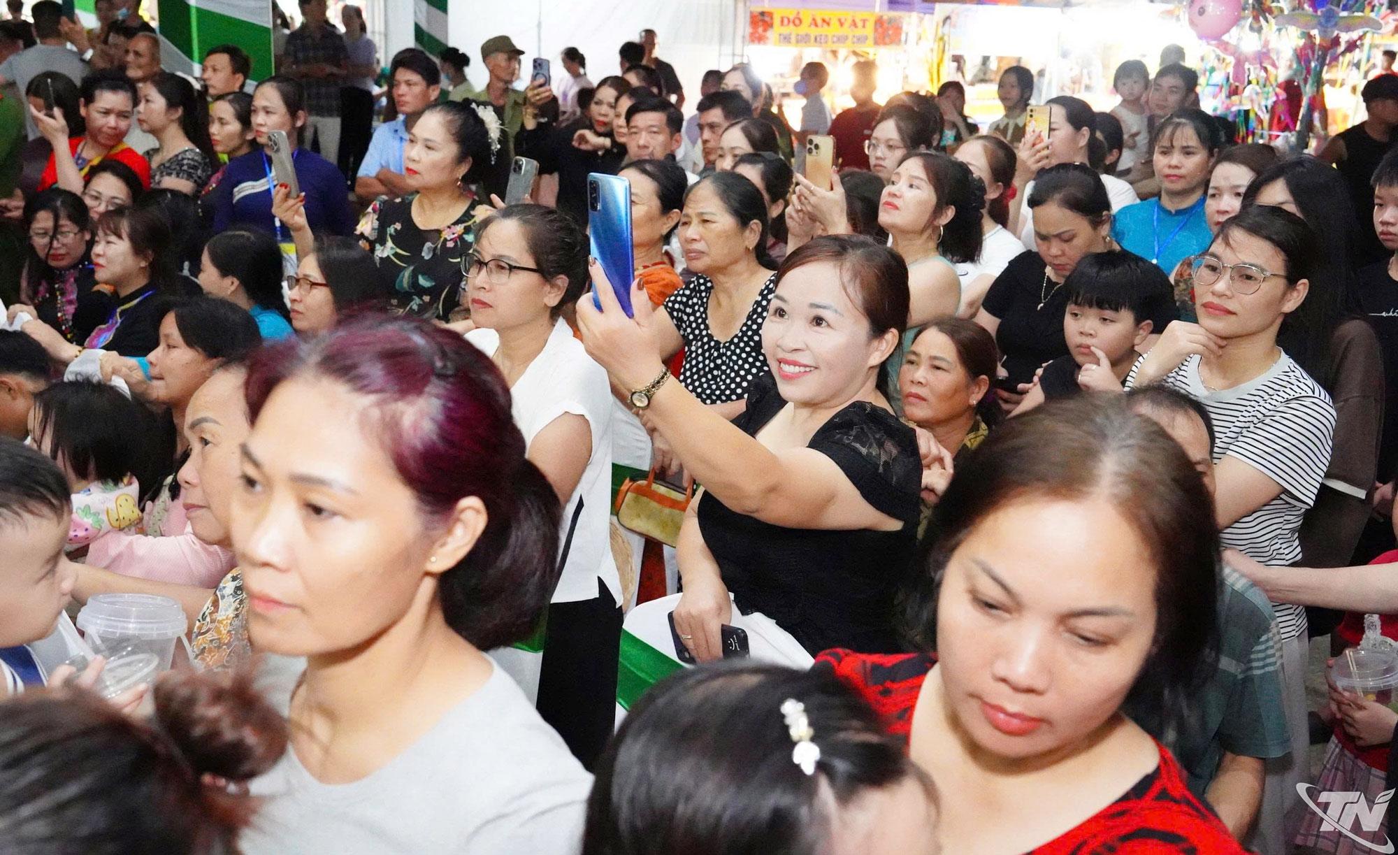 Đại biểu và đông đảo người dân, du khách dự chương trình khai mạc.