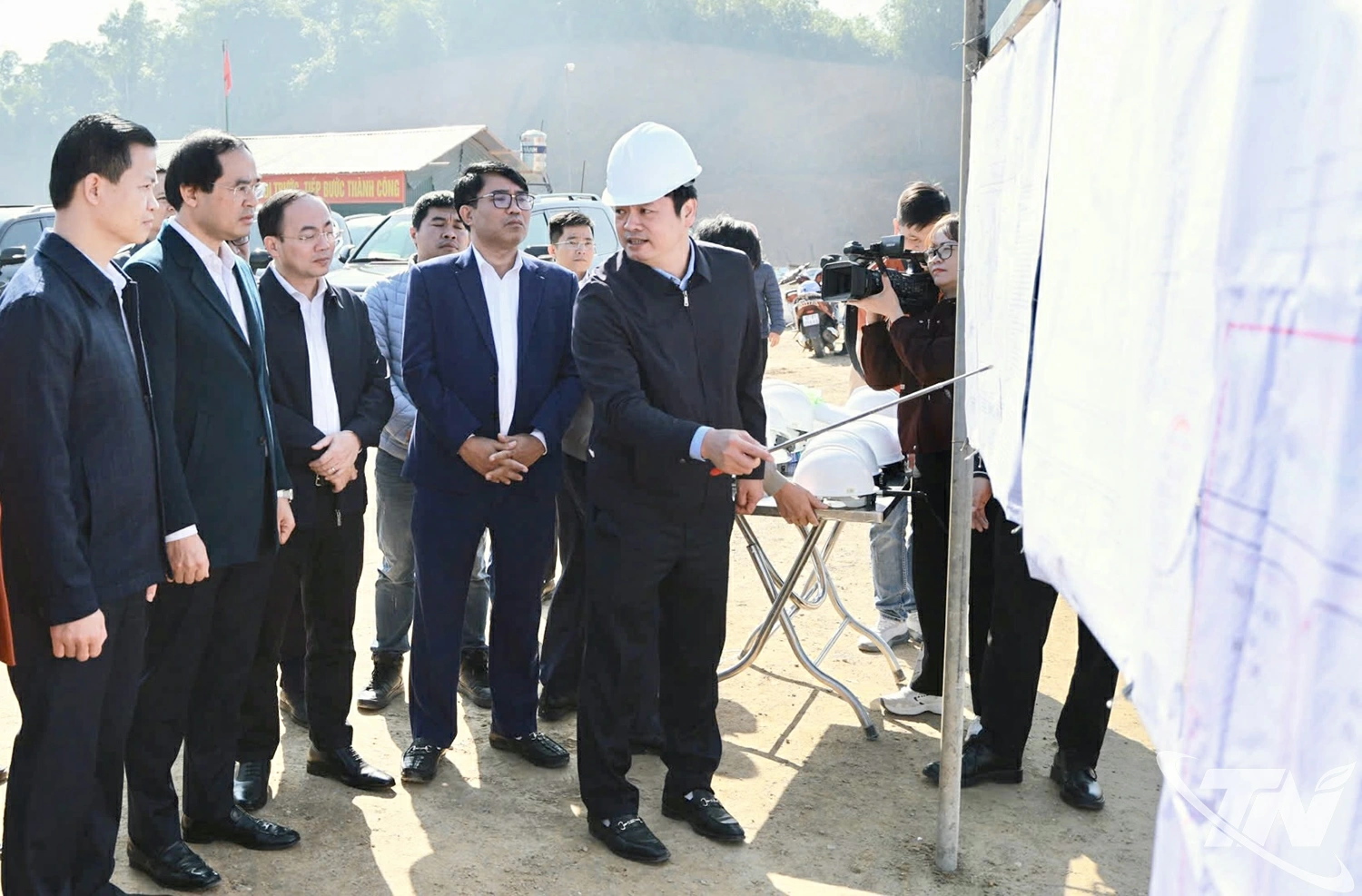 Ban Quản lý dự án đầu tư   xây dựng công trình giao   thông và nông nghiệp   phía Bắc báo cáo với các   đồng chí lãnh đạo tỉnh về   tiến độ thực hiện các   công trình do đơn vị làm   chủ đầu tư.