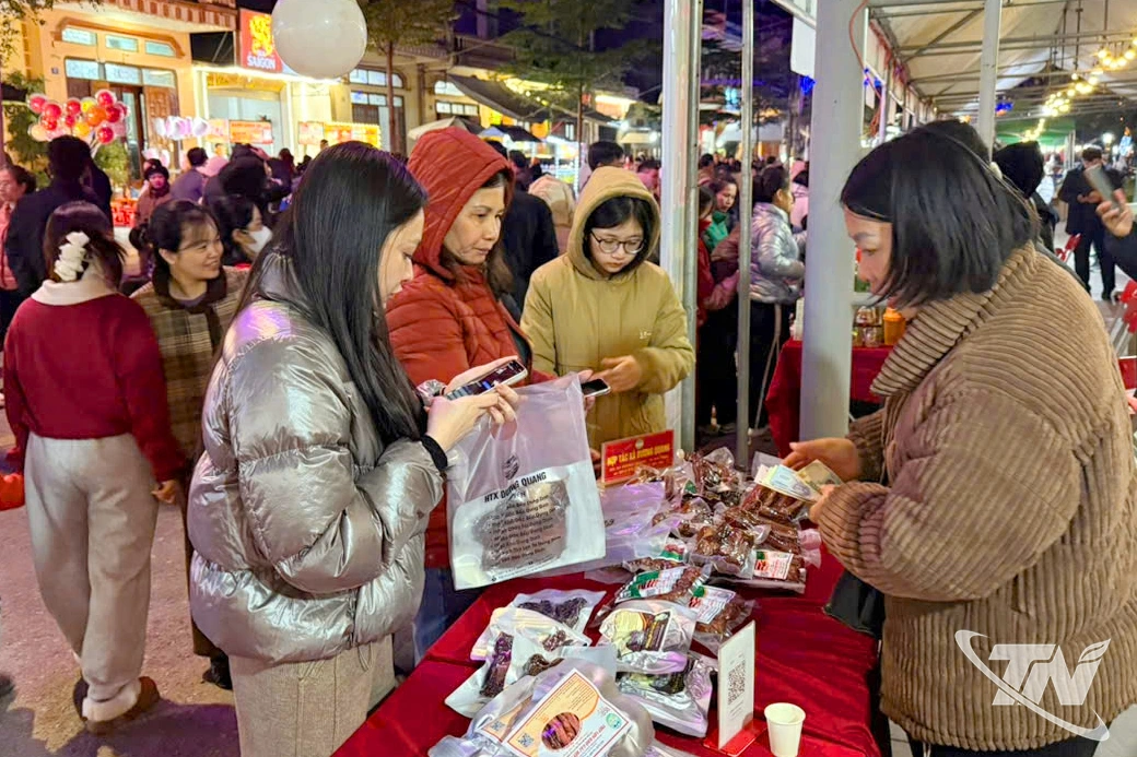 Du khách lựa chọn mua các sản phẩm lạp sườn, thịt treo gác bếp của HTX Dương Quang, tại các sự kiện kích cầu thương mại tổ chức ở khu vực phía Bắc tỉnh.