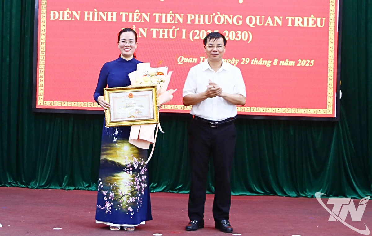 Đồng chí Lê Lan Quyên, Phó Chủ tịch UBND phường Quan Triều được nhận Bằng khen của Chủ tịch UBND tỉnh.