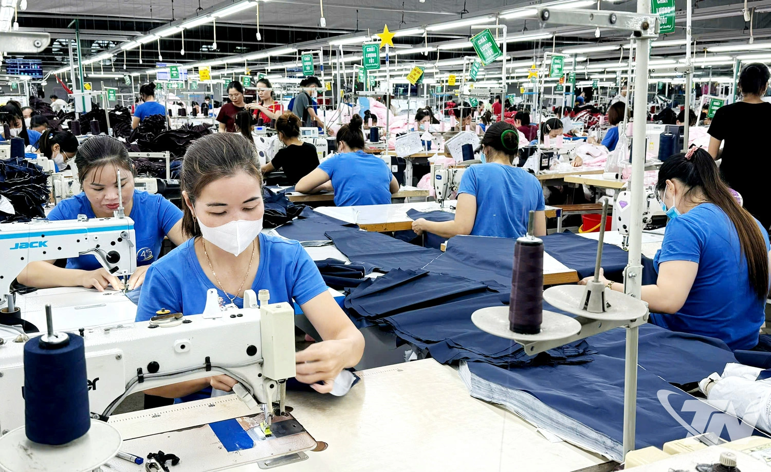 Công ty CP   Đầu tư và   Thương mại   TNG luôn chú   trọng đầu tư   nâng cao năng   suất, chất   lượng sản   phẩm may   xuất khẩu