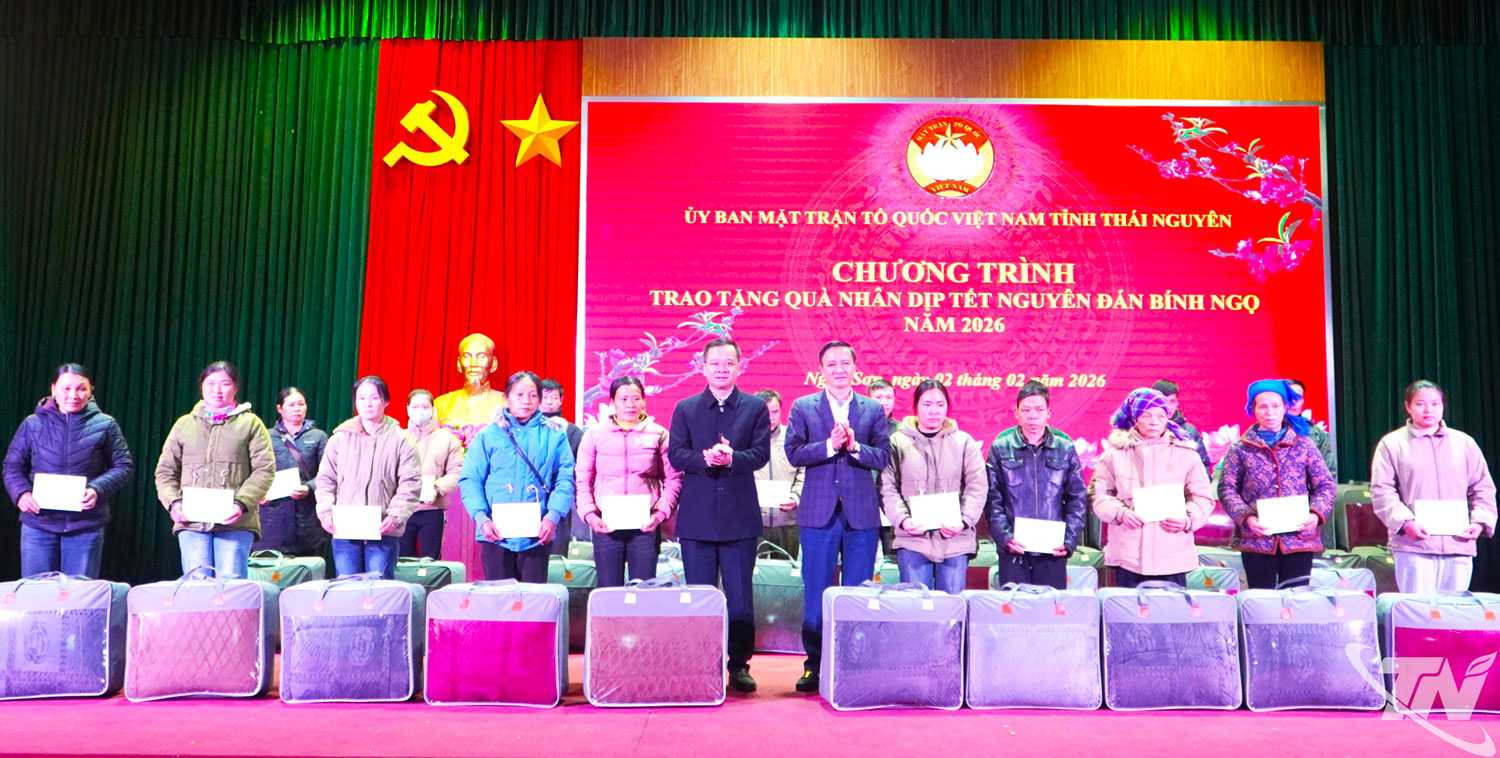 Đồng chí Vũ Duy Hoàng, Ủy viên Ban Thường vụ Tỉnh ủy, Phó Chủ tịch Thường trực Ủy ban MTTQ tỉnh tặng quà hộ nghèo, cận nghèo xã Ngân Sơn.