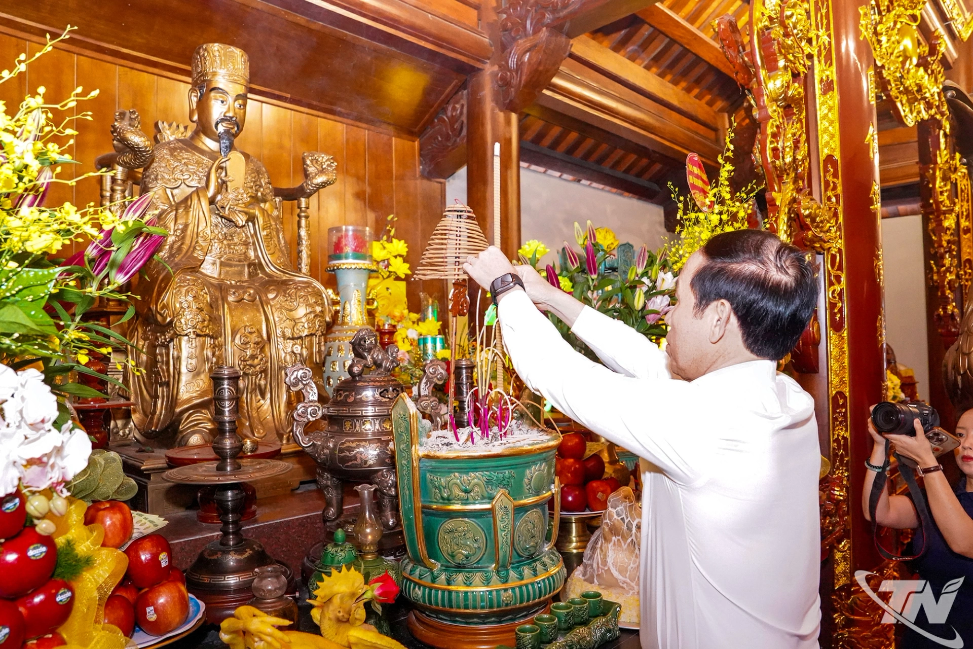 Phó Thủ tướng Chính phủ Lê Tiến Châu dâng hương tại Chính điện Đền thờ Đức vua Lý Nam Đế.