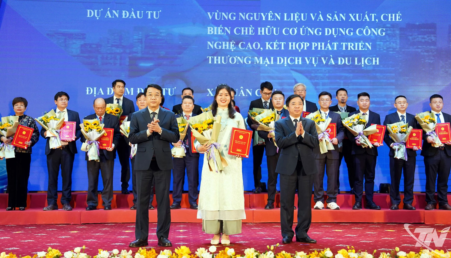 Các đồng chí lãnh đạo tỉnh trao quyết định phê duyệt chủ trương đầu tư, giấy chứng nhận đăng ký đầu tư và biên bản ghi nhớ đầu tư cho các nhà đầu tư tại