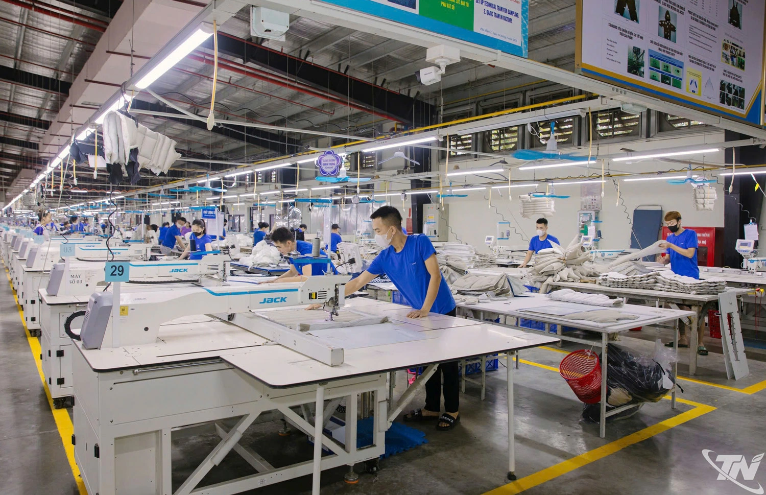 Sự chủ động mở rộng thị trường, duy trì đơn hàng và đầu tư công nghệ đang tạo thêm dư địa tăng trưởng cho các doanh nghiệp trong nước. Trong ảnh: Dây chuyền sản xuất hiện đại của Công ty CP Đầu tư và Thương mại TNG. Doanh nghiệp hiện đang xúc tiến đàm phán các đơn hàng cho năm 2027.