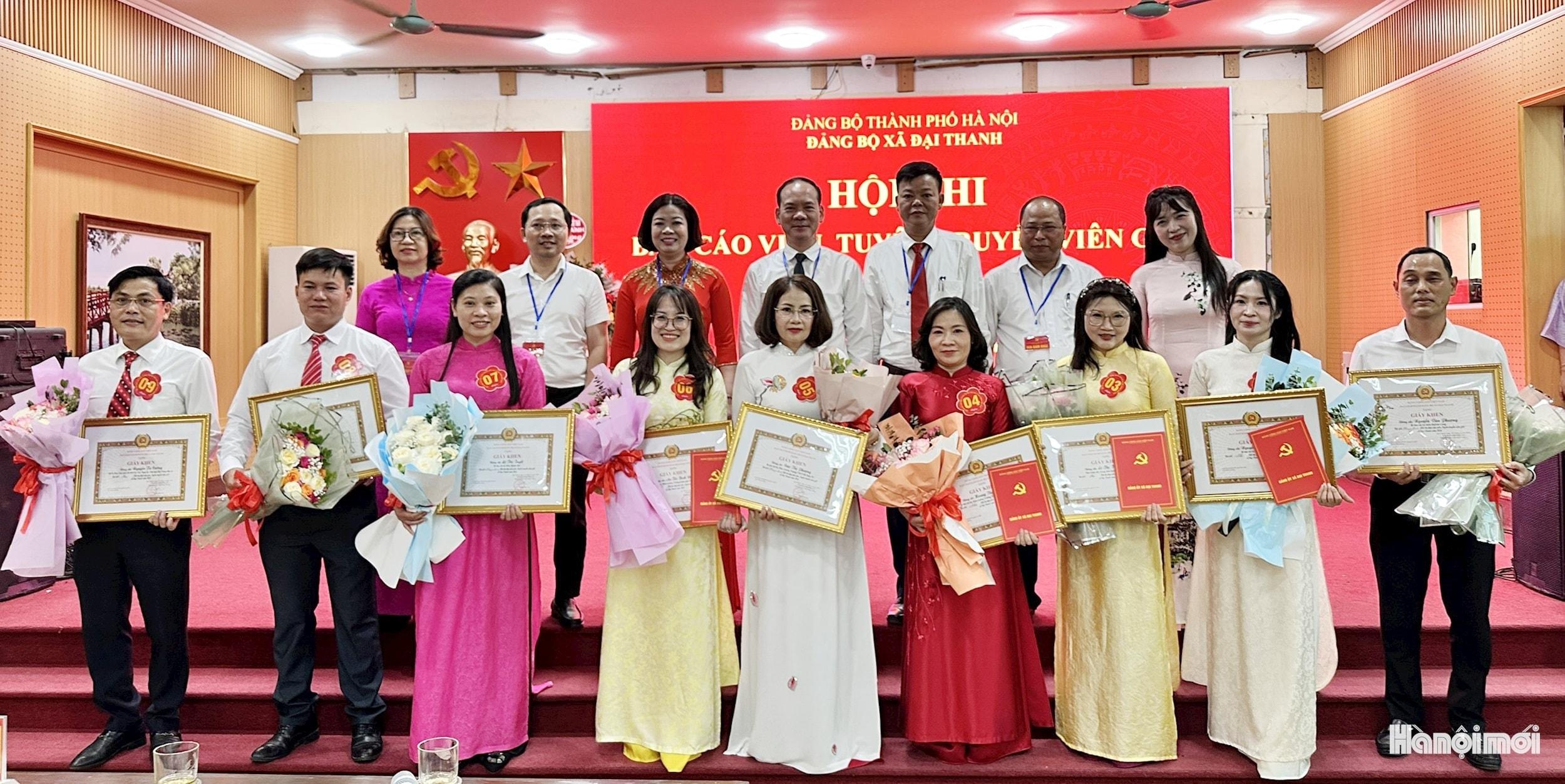 Ban tổ chức trao giải cho các thí sinh. Ảnh: Ngọc Minh