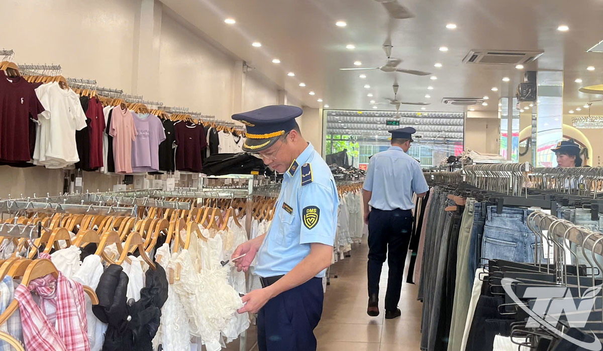 Đội quản lý thị trường số 4, kiểm tra cửa hàng quần áo tại phường Sông Công