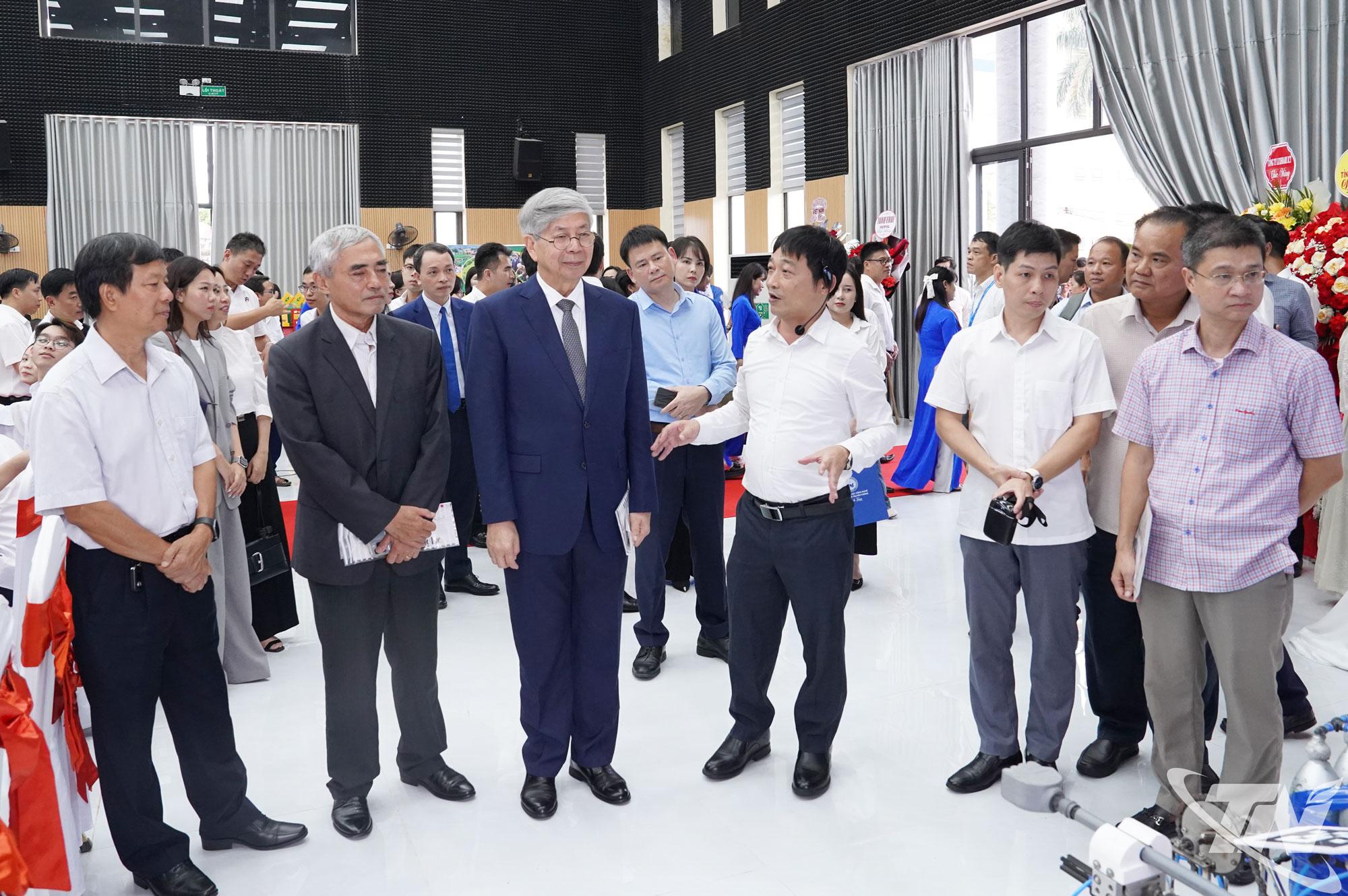 Các đại biểu tham quan Không gian trưng bày sản phẩm công nghệ số của Trường Đại học Công nghệ thông tin và Truyền thông.
