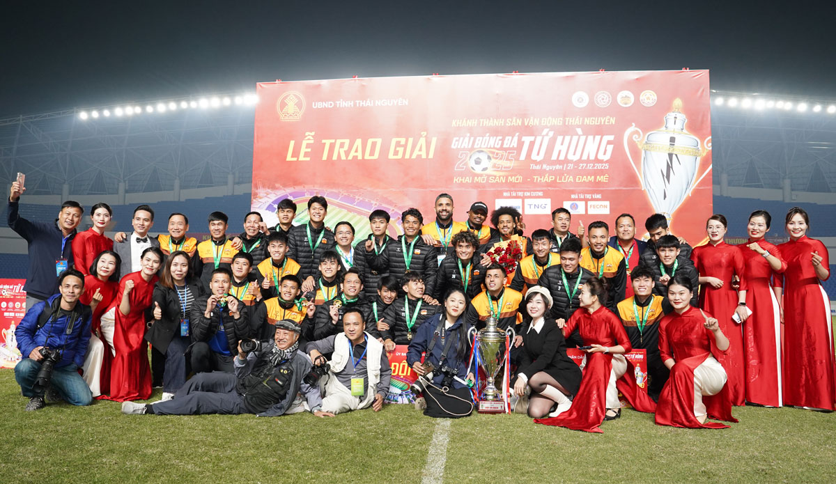 C&aacute;c đội tuyển ăn mừng c&ugrave;ng người h&acirc;m mộ