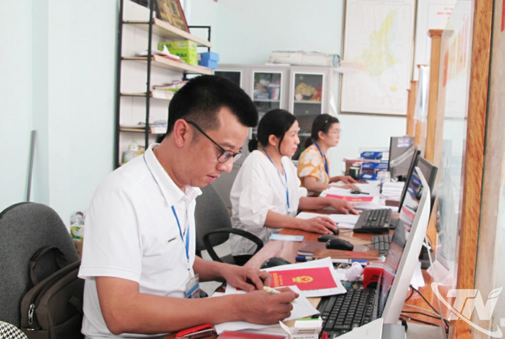 Anh Lê Việt Cường, công chức địa chính - xây dựng - môi trường xã Úc Kỳ (Phú Bình), tự nguyện làm đơn xin nghỉ, tạo thuận lợi cho việc sắp xếp đơn vị hành chính cấp xã. Ảnh T.L