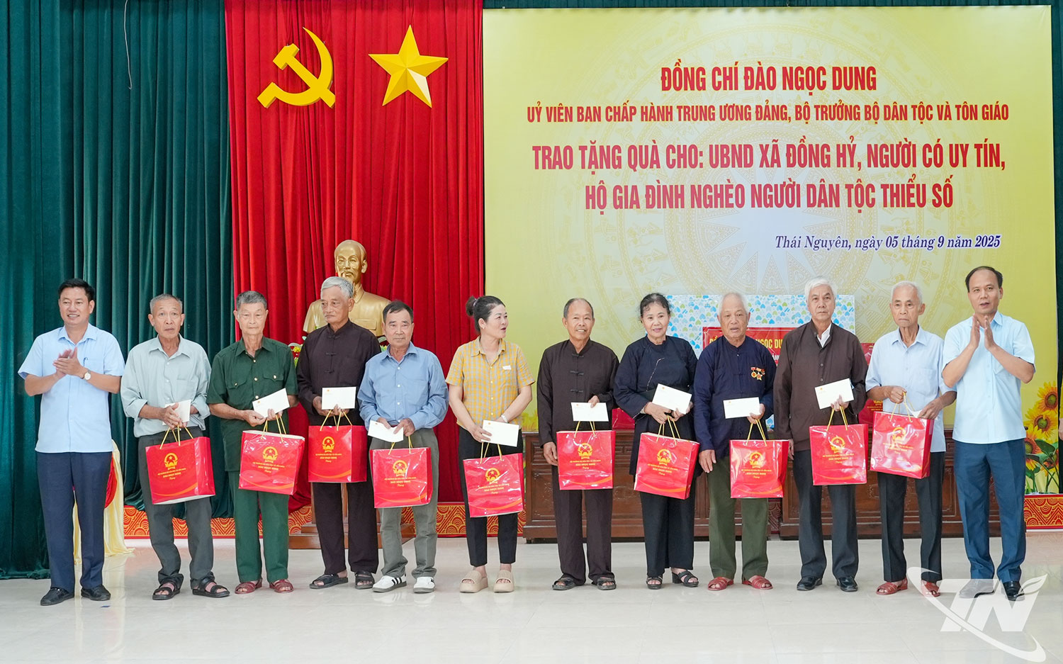 Lãnh đạo một số sở, ngành trao quà cho người dân tộc thiểu số nghèo ở xã Đồng Hỷ và xã Quang Sơn.