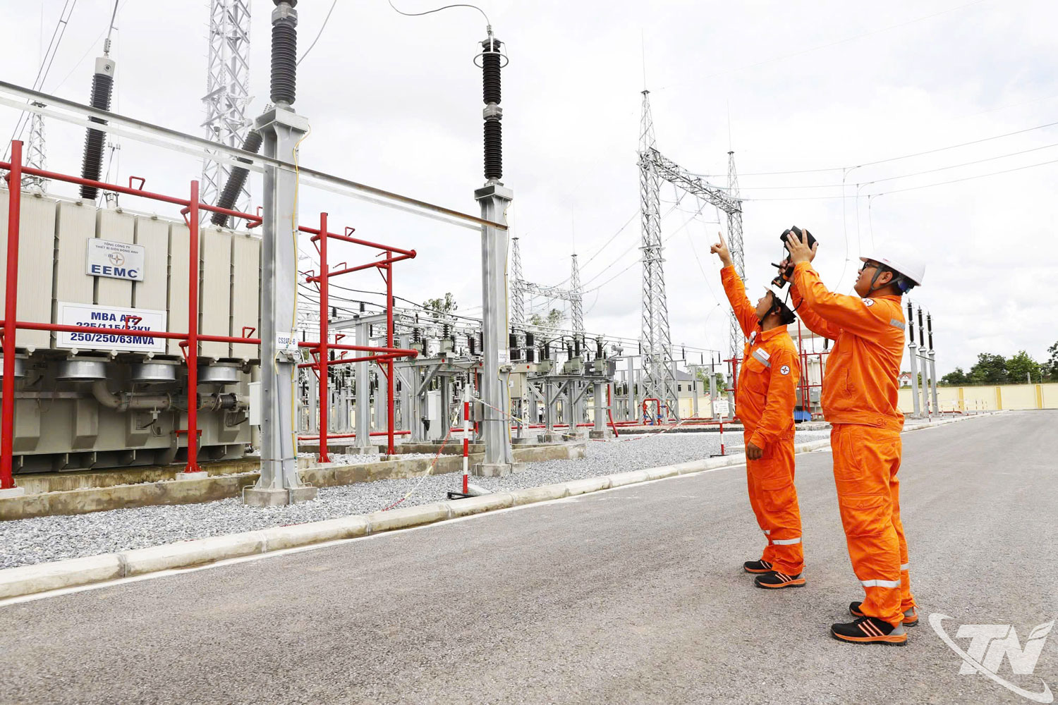 Sự gia tăng mạnh của sản lượng điện thương phẩm tr&ecirc;n địa b&agrave;n tỉnh phản &aacute;nh r&otilde; sức bật của nền kinh tế, đồng thời đặt ra y&ecirc;u cầu cấp thiết phải n&acirc;ng cao năng lực hạ tầng, bảo đảm cung cấp điện ổn định, an to&agrave;n. Trong ảnh:&nbsp;Ứng dụng thiết bị đo đếm điện năng gi&uacute;p gi&aacute;m s&aacute;t phụ tải, hạn chế nguy cơ qu&aacute; tải tại c&aacute;c trạm biến &aacute;p.