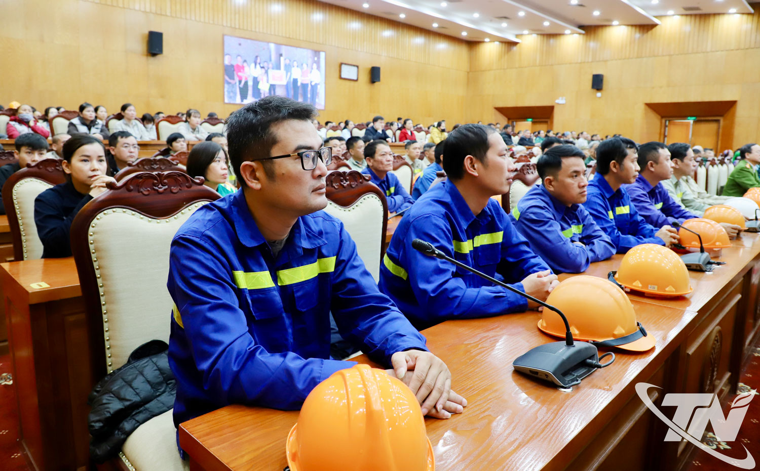 Đông đảo người có công, đại diện hộ nghèo, hộ cận nghèo, công nhân lao động có hoàn cảnh khó khăn tại buổi tặng quà.