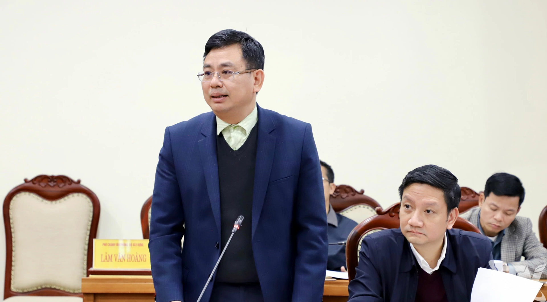 Đại diện c&aacute;c đơn vị thuộc Bộ X&acirc;y dựng ph&aacute;t biểu tại buổi l&agrave;m việc.