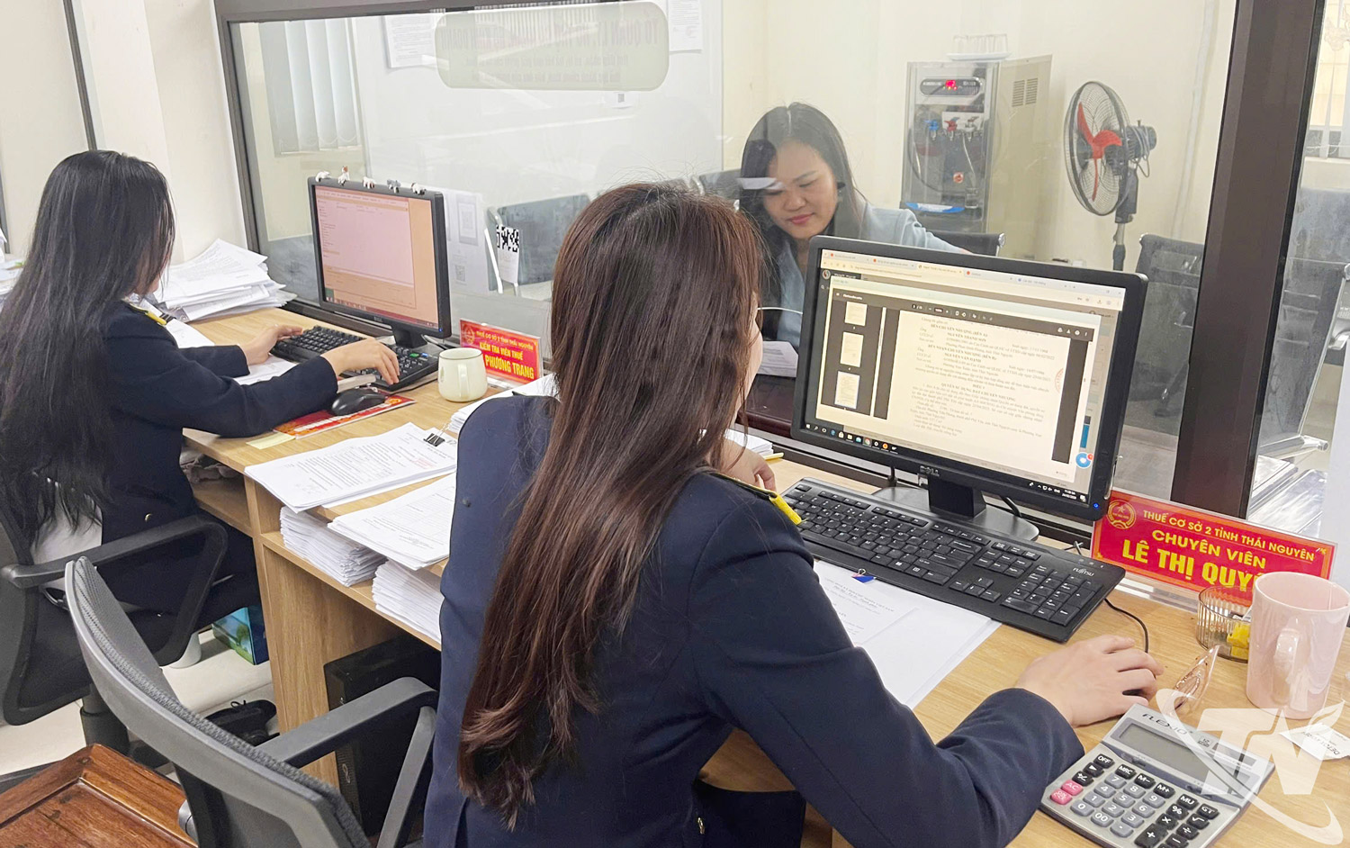 Cán bộ Thuế cơ sở 2 hướng dẫn thủ tục thuế cho người nộp thuế.