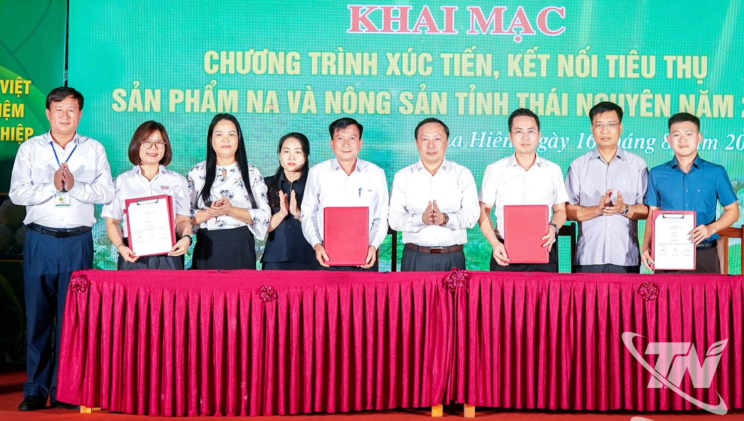 Đại diện Sở Công Thương, UBND xã La Hiên và các nhà phân phối ký biên bản ghi nhớ tiêu thụ sản phẩm na La Hiên và nông sản khác của tỉnh Thái Nguyên.